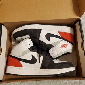 *GENTLY WORN* Air Jordan 1 Mid (GS)
